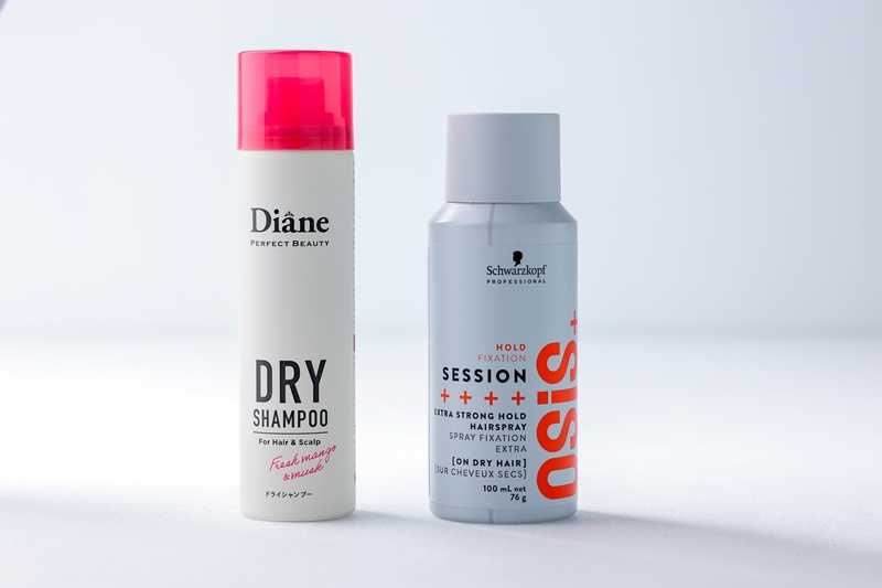 2025中華職棒賽季已經開打，林岱縈秀出定型液跟乾洗髮，直言這是啦啦隊女孩一定要隨身攜帶的物品。（圖／林士傑攝）