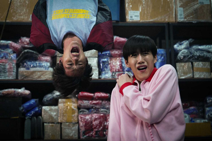 Billkin(左)在《冥婚鬧泰大》被倒吊，PP Krit(右)看了好心疼。（圖／金盞花大影業提供）