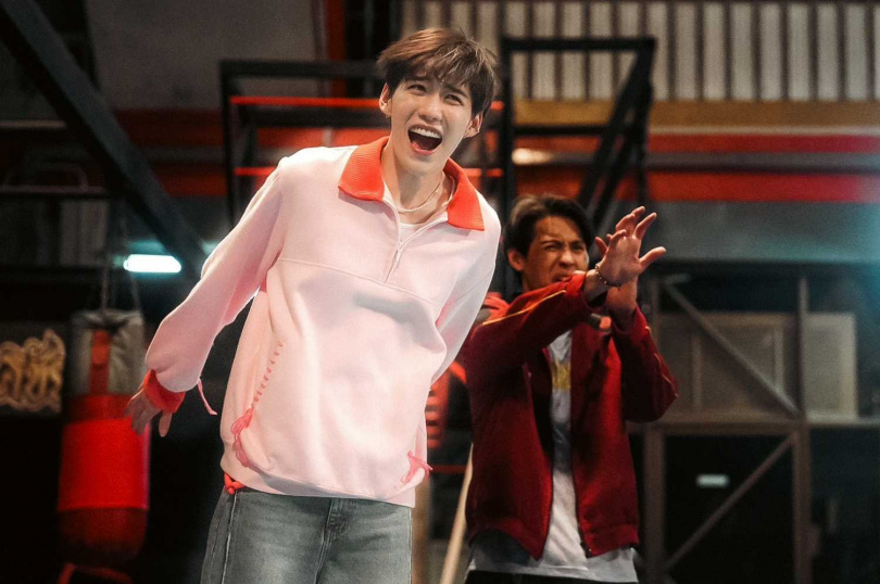 PP Krit(左)和Billkin在《冥婚鬧泰大》有不少爆笑的動作場面。（圖／金盞花大影業提供）