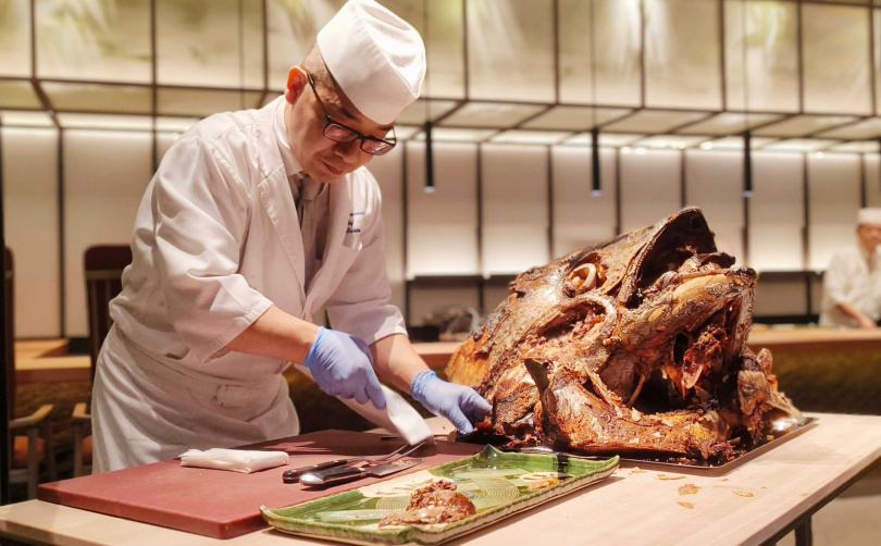 總料理長瀨戶本秀人從「烤鮪魚頭」刮下帶有鮮甜油脂的魚肉。(圖/魏妤靜攝)
