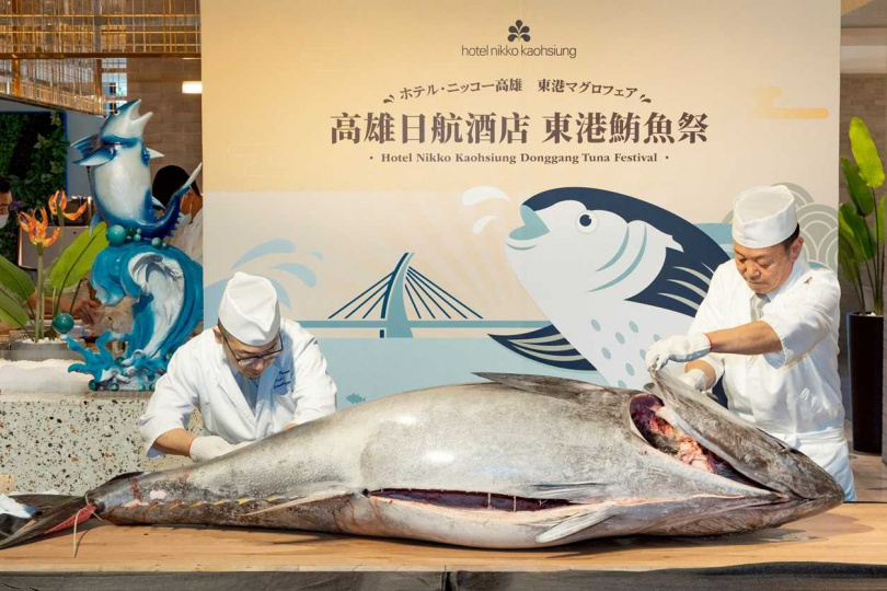 「黑鮪魚解體秀」為高雄日航酒店東港鮪魚祭活動揭幕。(圖/高雄日航酒店提供)