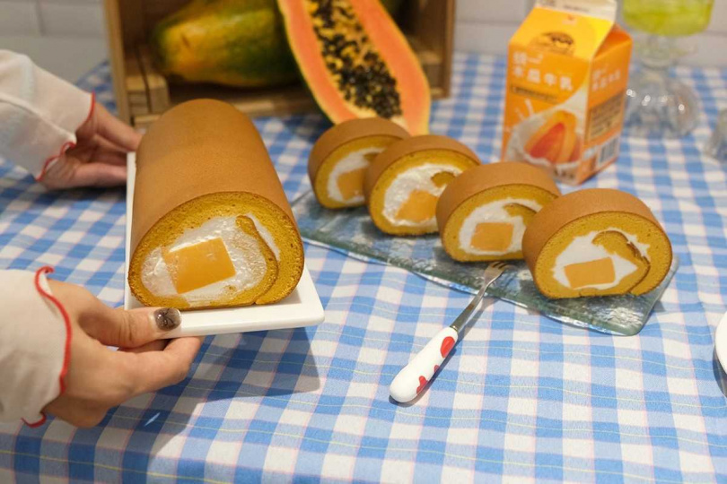 亞尼克生乳捲週年慶活動期間到門市買新品「木瓜牛乳生乳捲」,拚手速有機會買一送一。(圖/亞尼克提供)