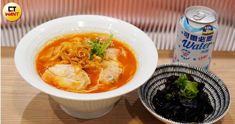 198元超值下午茶套餐可從多款麵食、小菜與飲料中擇一，圖為「鮮蝦雲吞蝦湯拉麵」。（圖／魏妤靜攝）
