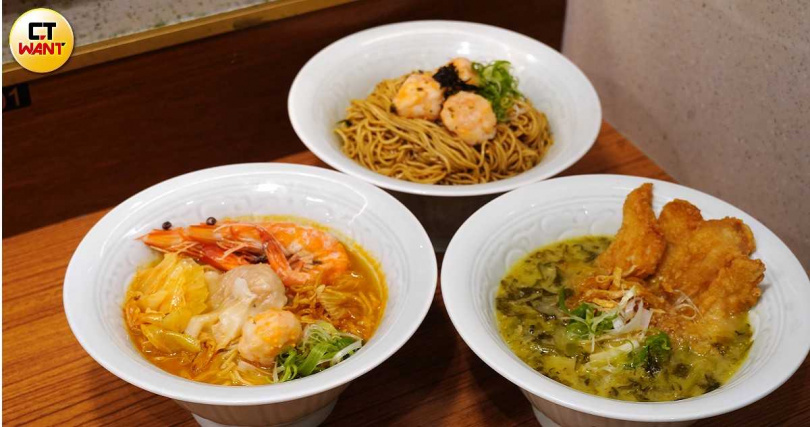 樂蝦拉麵除了全新清燉雞湯底還有其他經典選擇，圖為「招牌三寶蝦湯拉麵」（前左，328元）、雞白湯底「酸菜金黃魚片雞湯拉麵」（前右，278元）、「魚子蝦滑松露拌麵（附蒜味清燉雞湯）」。（288元，圖／魏妤靜攝）