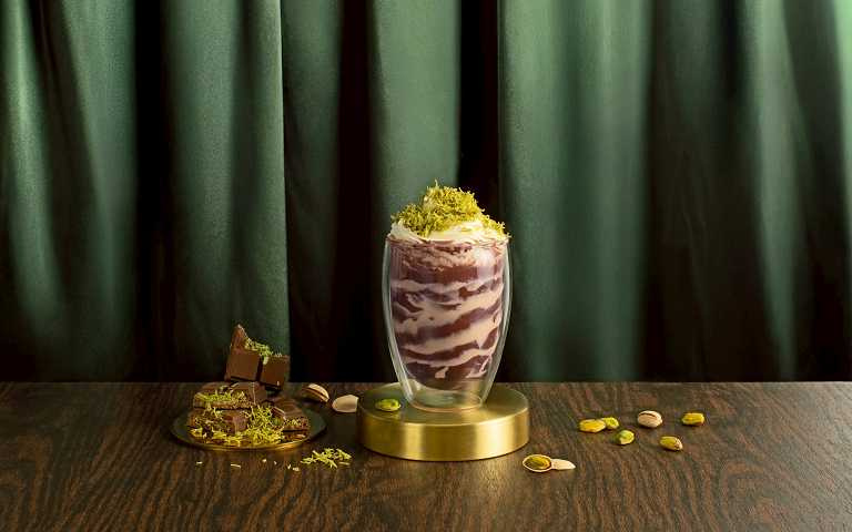 「杜拜巧克力輕乳」以可可輕乳作為基底，混合濃郁巧克力與輕盈奶香。（圖／初韻提供）