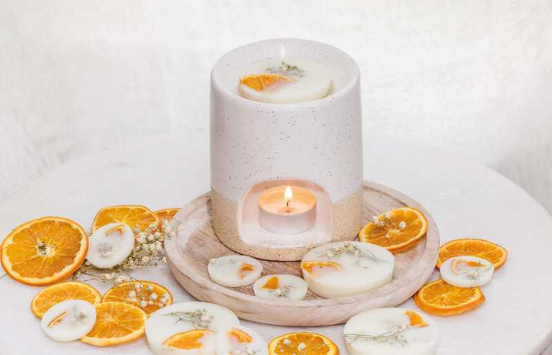 STONEGLOW 簡約陶瓷香薰座/650元、香氛蠟 124g (約10片) /900元(圖/品牌提供)