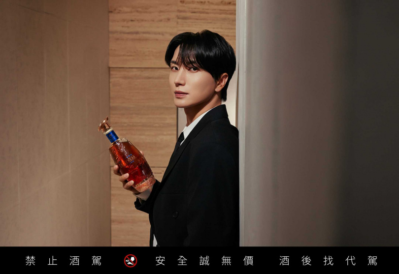 新品將於11月19日起於7-ELEVEN、全家便利商店開放預購，並在全台酒類專賣店同步上市，建議售價4,980 元；而超限量的利特限定版則以5,880元上市，販售方式依各通路公告為準。（圖／品牌提供）