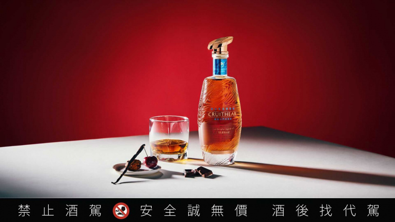 黑松公司與金門酒廠再度攜手，推出全新升級力作「創世者皇者雪莉桶陳金門高粱酒」。（圖／品牌提供）