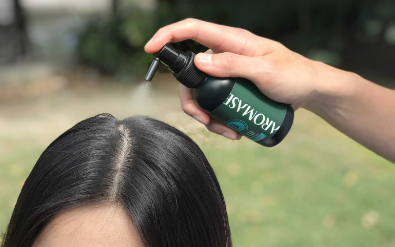 每天吹乾頭髮與頭皮後,可噴灑艾瑪絲「草本強健養髮精華液」頭皮專用養護液,維持頭皮健康狀態。(圖/品牌提供)