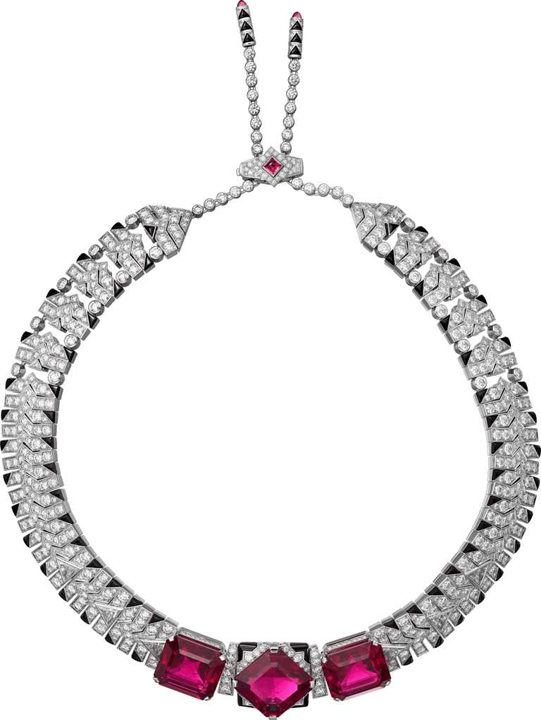 Cartier「LAKSMI系列」紅碧璽項鍊╱白K金，3顆八角形切割紅碧璽、2顆三角形切割鑽石、紅碧璽、縞瑪瑙、三角形切割鑽石，及圓形明亮式切割鑽石╱39,200,000元。（圖╱Cartier提供）