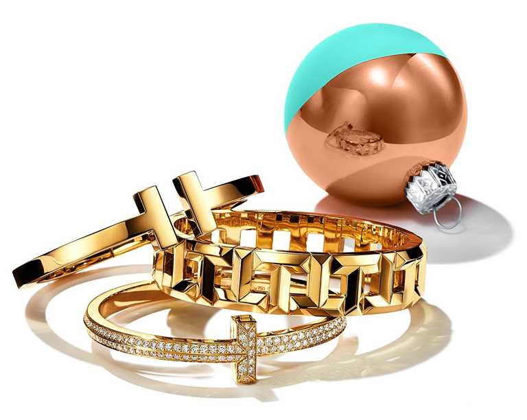TIFFANY & CO.「Tiffany T」系列，黃金手環╱（上）194,000元；（中）565,000元；（下）1,060,000元。（圖╱TIFFANY & CO.提供）