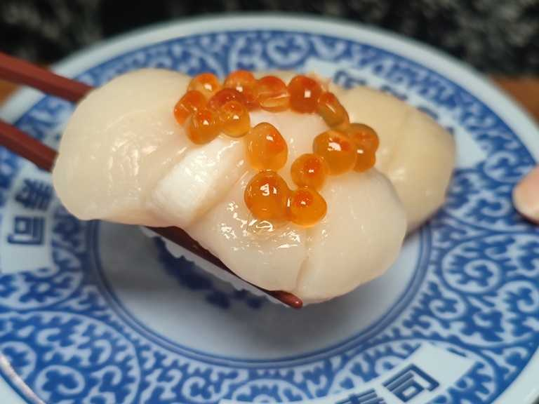 超大的「北海道大粒帆立貝佐鮭魚卵」，