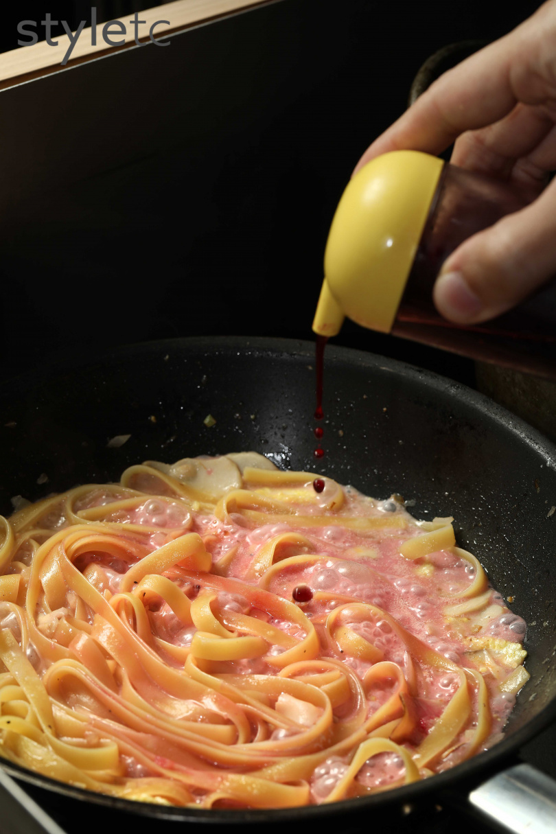 義大利麵的粉紅醬以甜菜根汁取代紅醬，讓整體風味更為清爽。（圖／于魯光攝）
