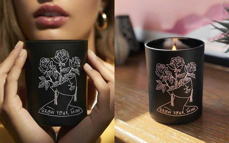   瑰柏翠伊芙琳玫瑰嫵媚力量香氛蠟燭250g／920元  陶瓷外殼帶有浮雕細緻彩繪圖案的陶瓷外殼，連包裝都很有質感。(圖／品牌提供)  