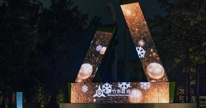 「暖科技互動聖誕樹」挑高六米，特殊弧面的LED屏幕，結合年末許願及聖誕節的節慶元素，延伸設計合掌意象的樹形。