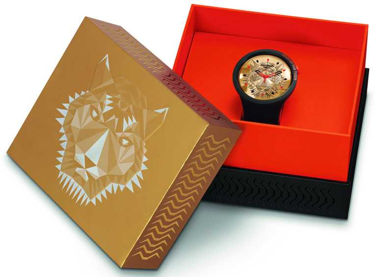 Swatch「Tiger Power 2022虎虎生風」虎年生肖特別版腕錶，特製虎頭圖案錶盒，延伸搶眼的紅金黑三色。（圖╱Swatch提供）