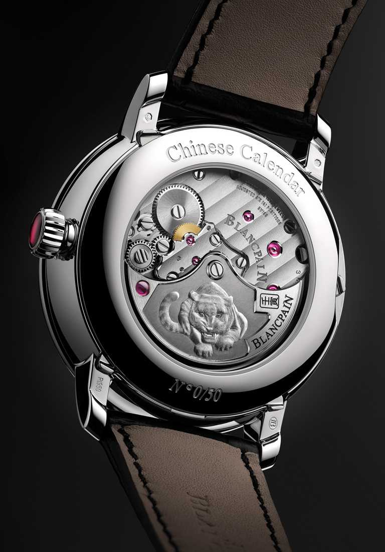 全新BLANCPAIN「Villeret」系列中華年曆腕錶，擺鉈上鐫刻虎肖圖騰，透過藍寶石底蓋清晰可見。（圖╱BLANCPAIN提供）