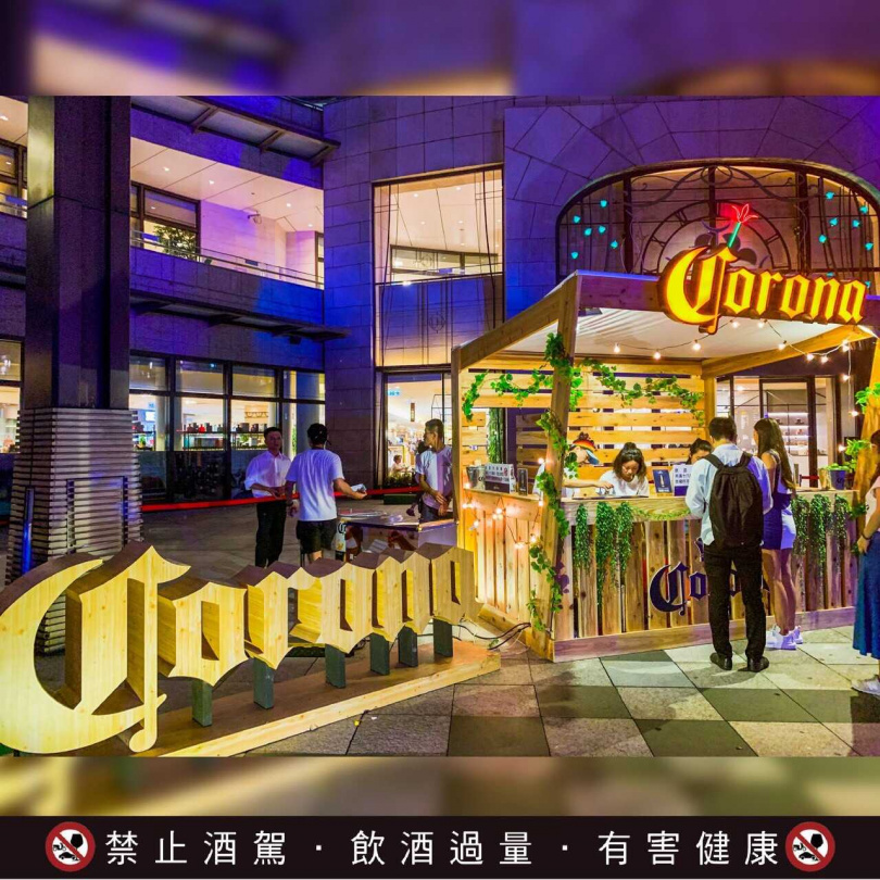 統一時代百貨攜手Corona可樂娜及Atome，凡購買活動限量套組即贈Corona啤酒及Corona露營椅或Atome運動毛巾。