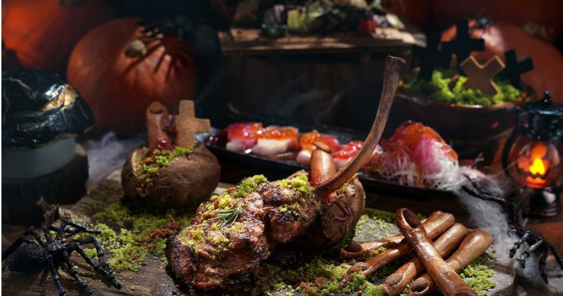 雲軒西餐廳推出「夜訪吸血莊園萬聖節雙人套餐」。（2,180+10%元／人，圖／雲朗觀光提供）