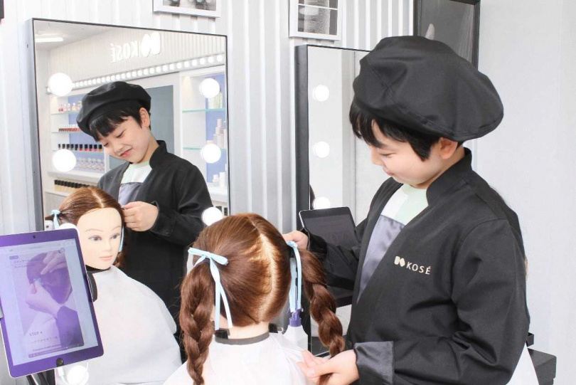 10/5才正式啟用的「美麗工作室」提供小孩學習關於美妝、美髮造型、調製香氛等的工作體驗。（圖片／ⒸKCJ GROUP INC.）