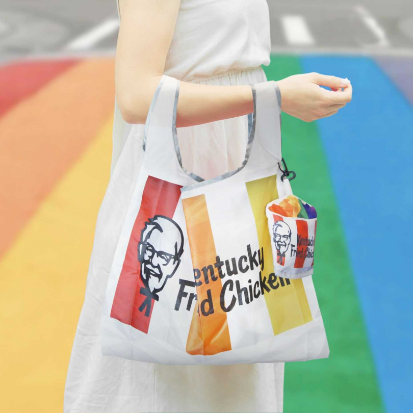 於FB分享KFC官方粉絲專頁10/27「袋」走可愛活動貼文，即可索取只送不賣、限量1,000份的「KFC彩虹環保提袋」。