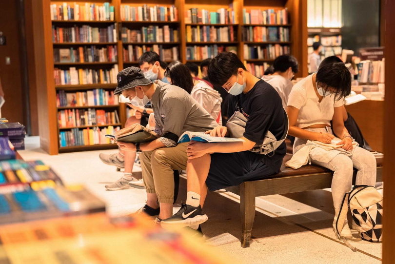 誠品信義店是一座「生活與晝夜閱讀的博物館」，匯聚全球最大繁體中文書店、逾百家國際與台灣原創設計品牌、音樂、藝文展演、咖啡餐酒等豐富內容。