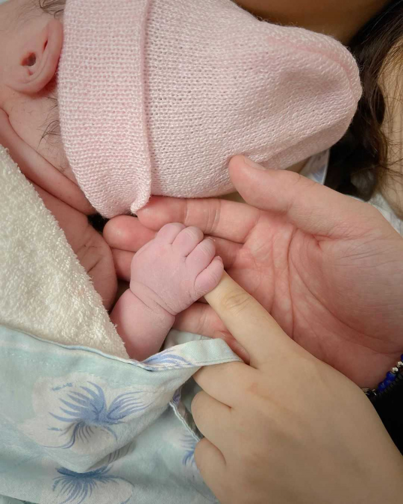 正式升格當媽，Sandy上傳一張寶寶與兩隻手交疊的溫馨合照。（圖／翻攝自Sandy IG）