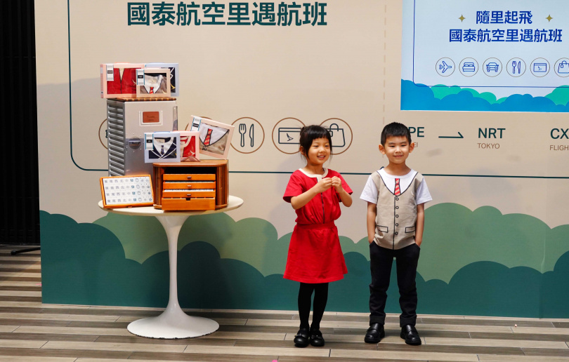 國泰航空網上購物為會員推出國泰航空獨家商品，例如小模特兒展示的小童機艙服務員套裝。