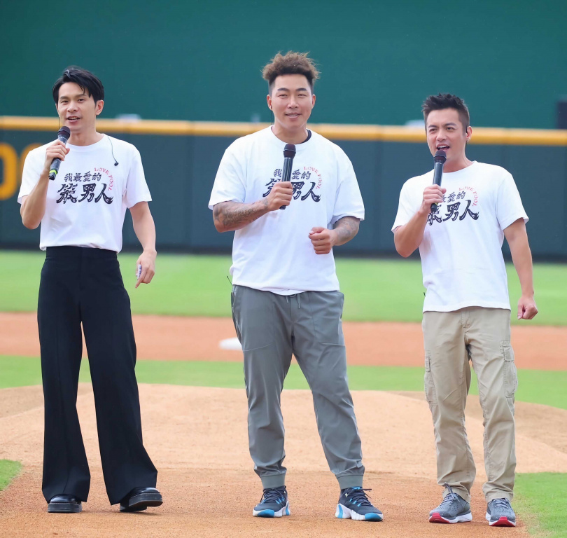 范逸臣（右起）、郭泓志、姚淳耀到球場當開場嘉賓，郭泓志以歌聲再次重返棒球場，令現場球迷相當驚喜。（圖／CATCHPLAY提供）