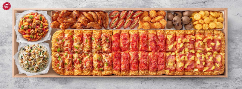 這次「一公尺派對巨飽盒」祭出三重獨享美味升級，首先獨有的方形比薩，這次竟然全面升級帕瑪森餅皮！