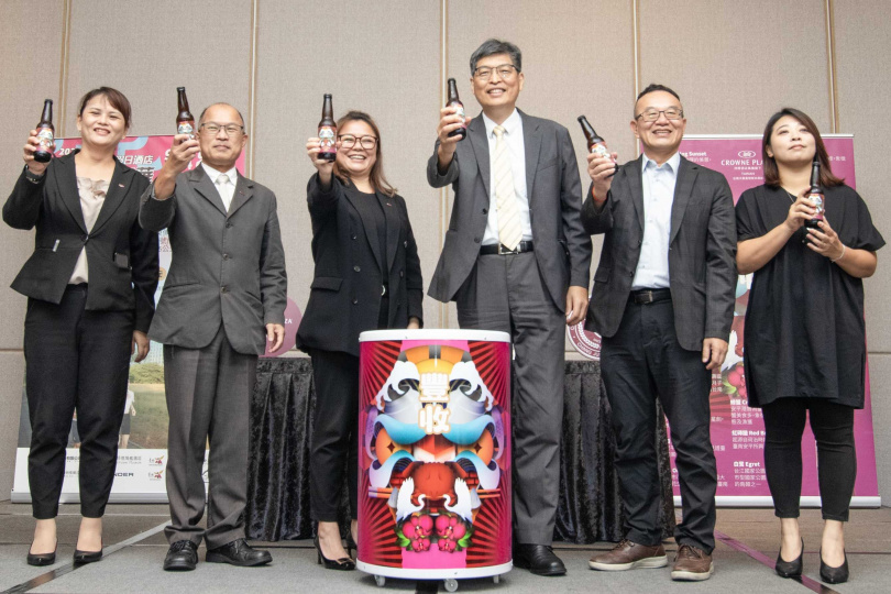 台南大員皇冠假日酒店與長榮大學簽署產學合作，並借重學校的研發技術，第一支以台南大員皇冠假日酒店為品牌的「豐收IPA精釀啤酒」正式發表。