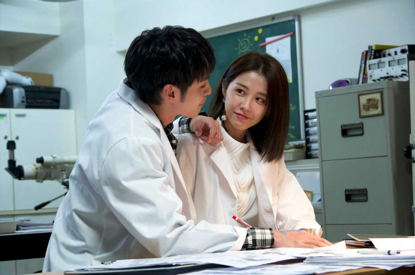 《火星上的維納斯》邵雨薇（右）和曹佑寧在劇中是實驗室共事多年的同事。（圖／CJ ENM HK）