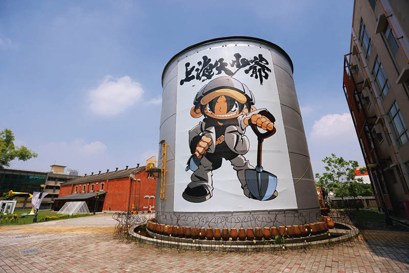 園區內一處昔日儲存高樑米的大桶，彩繪「上海大少爺」壁畫，是遊客拍照打卡的熱點。