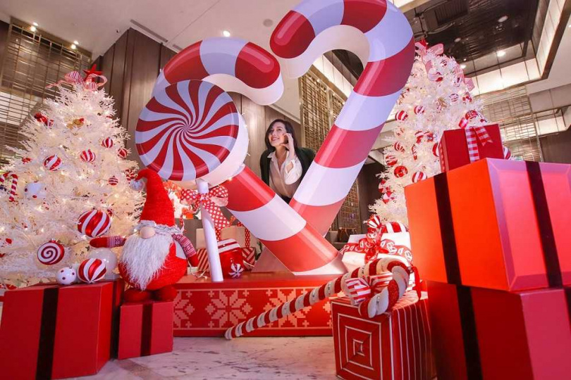 飯店現場更打造三大聖誕系場景，有夢幻的兩米聖誕璀璨花圈、充滿童趣的巨型紅白拐杖糖及夢幻粉金胡桃鉗城堡。