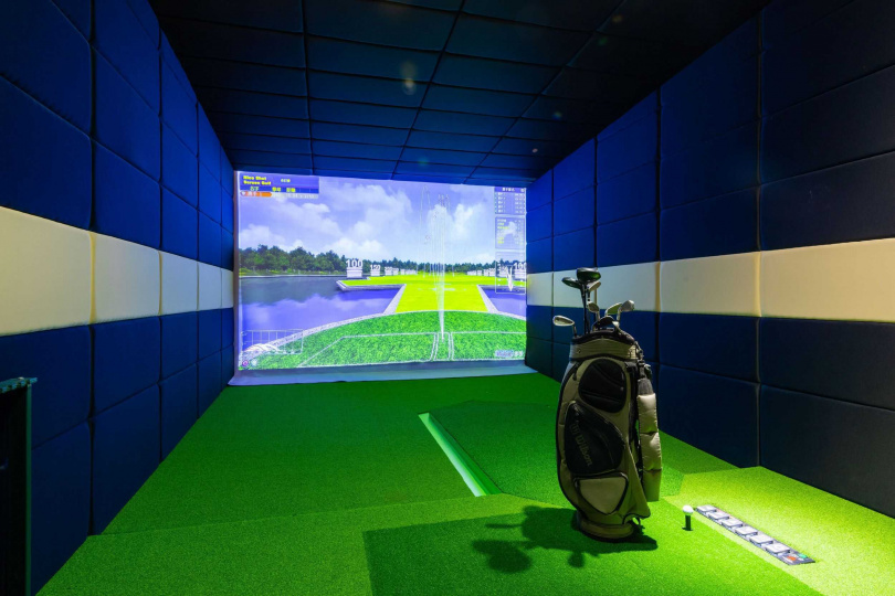 享免費一小時VR高爾夫，擬真體驗高爾夫球樂趣，喜好高爾夫球揮桿樂趣的住客還有The Range桃園高爾夫練習場擊球體驗價3盒200元優惠。
