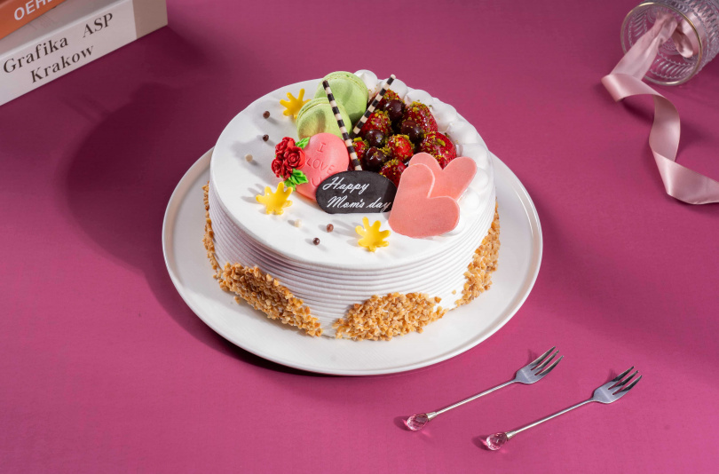 義大皇家酒店自5/1起至5/12止推出「心心相印」蛋糕，優惠價只要1,000元。