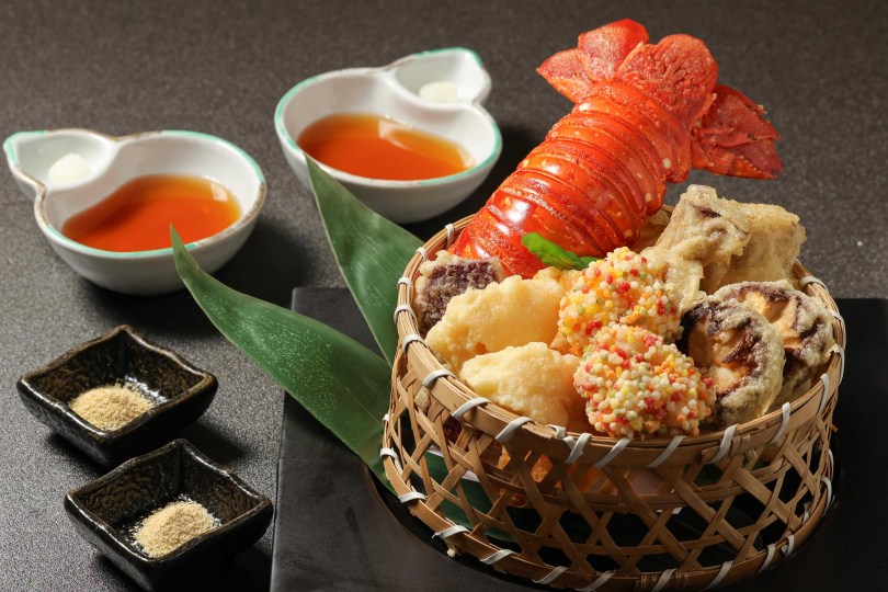 香脆鮮嫩的龍蝦天婦羅也是必嚐的美味，主廚特別以薄炸和米果揚兩種方式呈現(圖／台北晶華酒店提供）