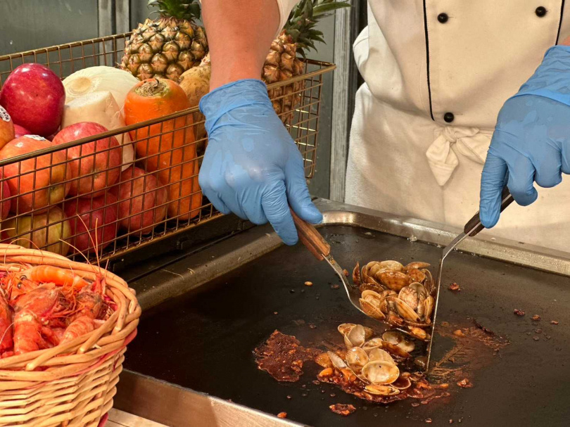百宴自助餐廳推出「寶島海鮮季」，主廚運用在地海鮮食材、重新詮釋經典台式精神，將菜色精緻化、美味再提升！（圖／台北凱達大飯店提供）