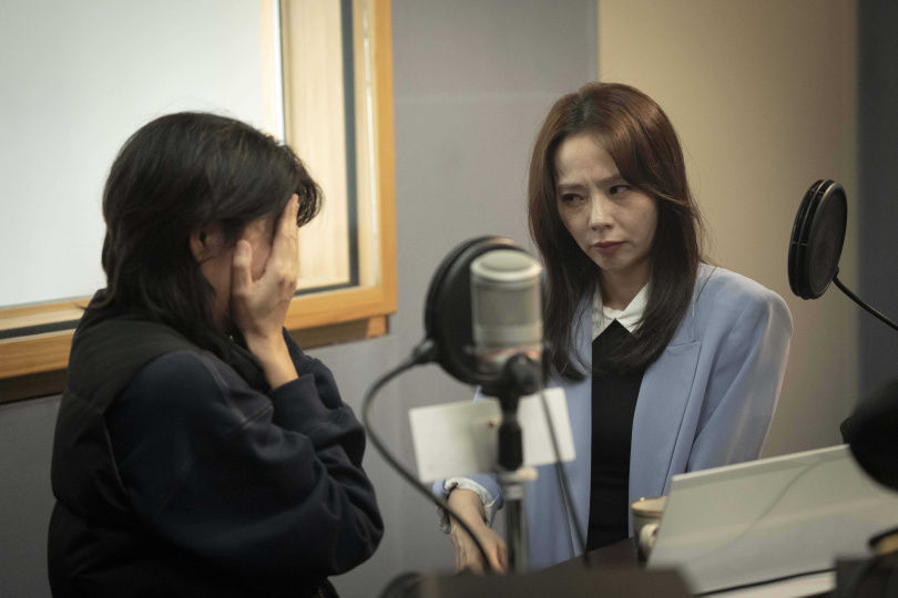 三姐妹在電台節目上哭著和好。（圖／華視、公視台語台提供）