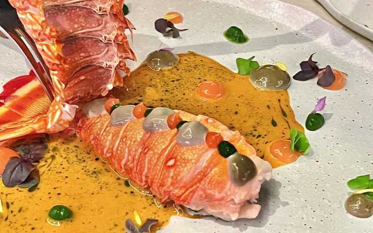 988元龍蝦三重奏_碳烤龍蝦（共享）。（圖片提供／極致）