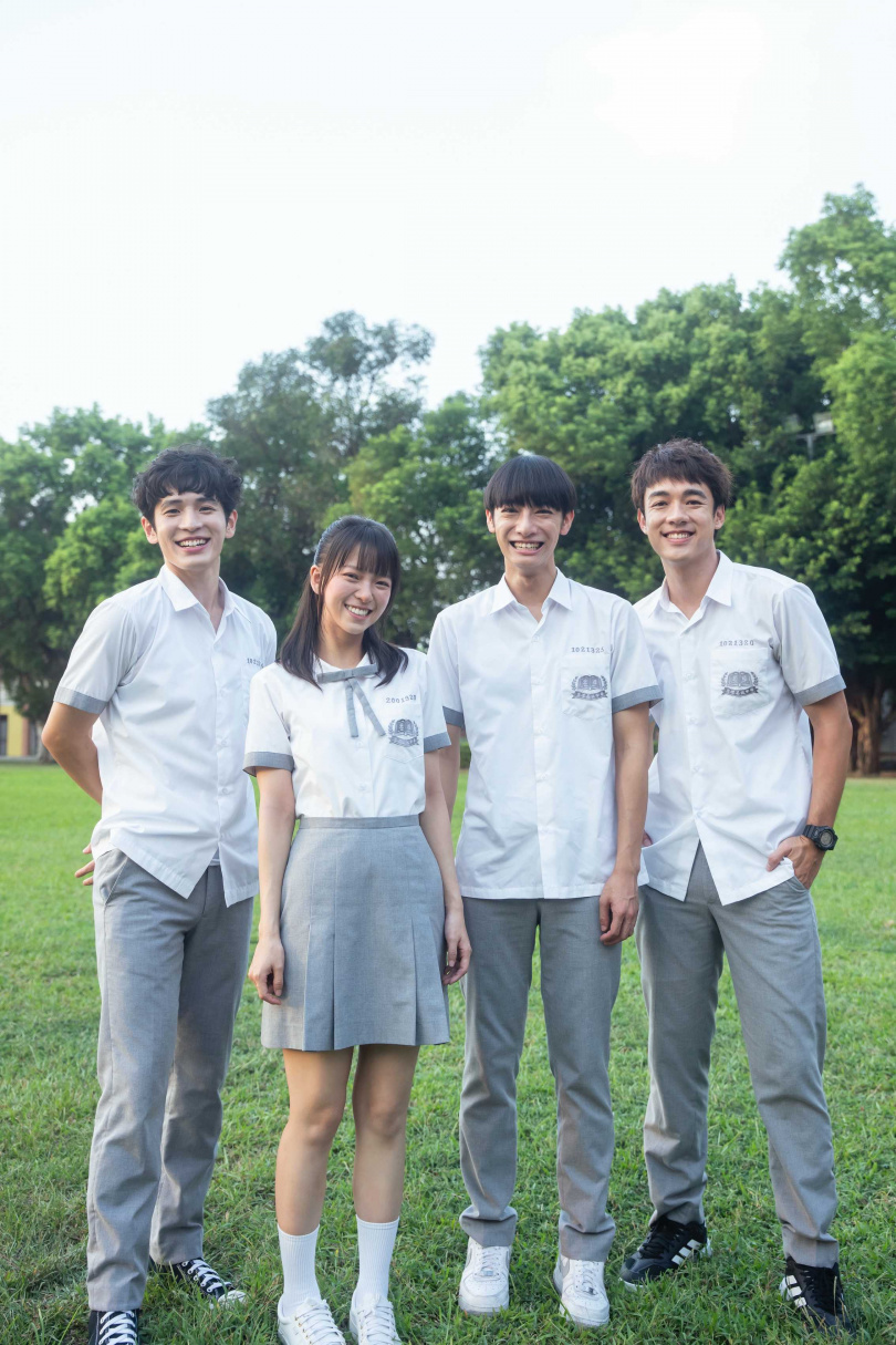 張豐豪(左起)、項婕如、劉修甫趁空檔會帶著趙崇喆到處玩。(圖/三匠影視)