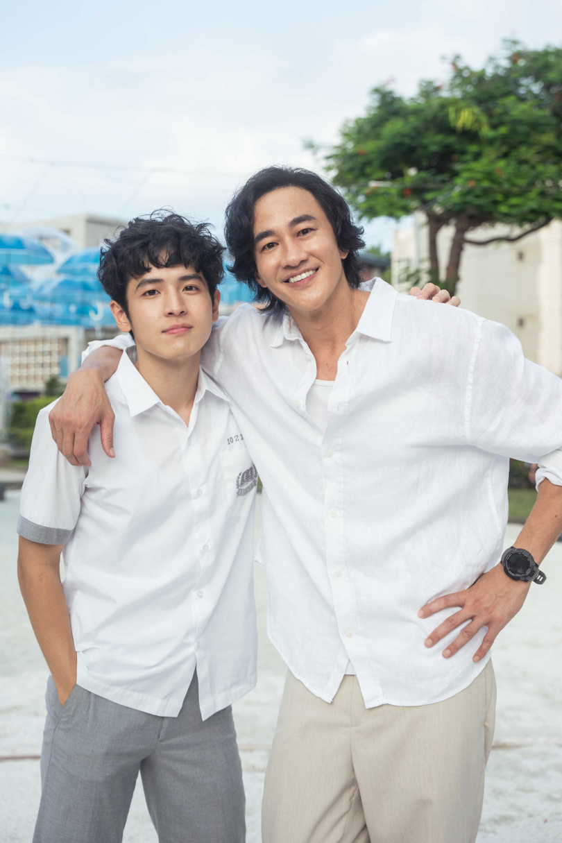 何潤東(右)知道張豐豪去當鏟子超人很感動。(圖/三匠影視)