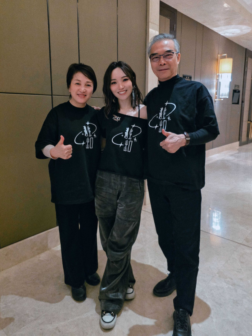 閻奕格的爸媽串通經紀人給她驚喜。(圖/格聲娛樂提供)