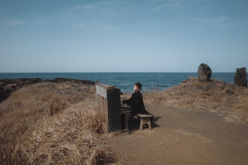 吳昱廷為致敬偶像周杰倫《不能說的秘密》，在MV中重現經典海邊彈琴場景。（圖／滾石提供）