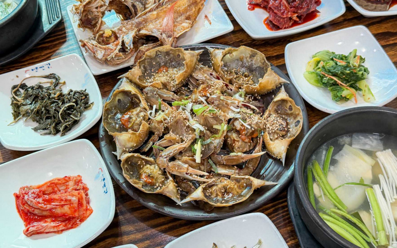 「醬蟹＆安康魚湯」絕佳組合，好吃到停不下來。（圖／東南旅遊提供）