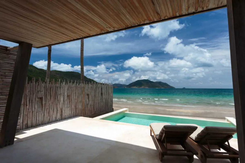 昆島「 Six Senses Con Dao」 更被視為越南最頂級海島渡假代表之一,圖為海濱雙併泳池別墅。(圖/品牌提供)