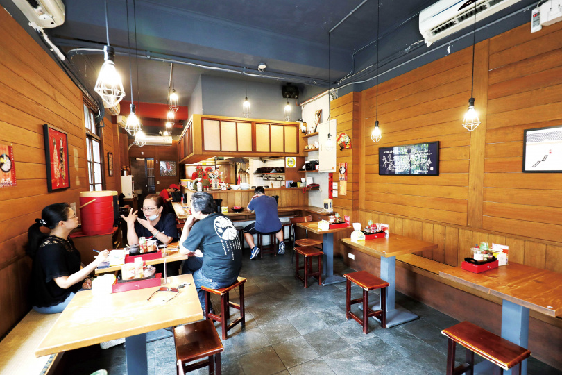 「森本家拉麵」的裝潢與用餐環境，充滿日本傳統拉麵店氛圍。（圖／于魯光攝）