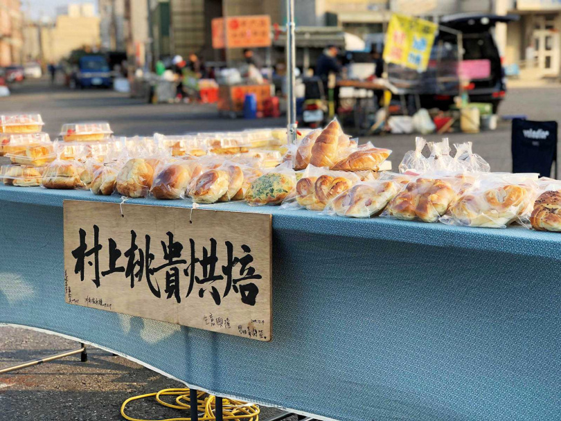 郭明昌夫妻以當地食材做出美味麵包及甜點，並選擇流動夜市擺攤，幾年下來獲得不少忠實顧客。（圖／村上桃貴提供）