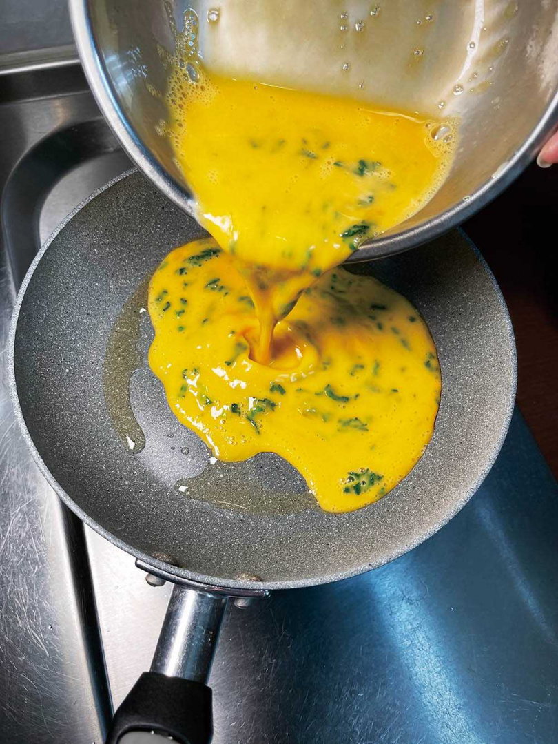 以花生油熱鍋再下入蛋液，讓蛋香多了份花生香氣。（圖／陳志煌提供）
