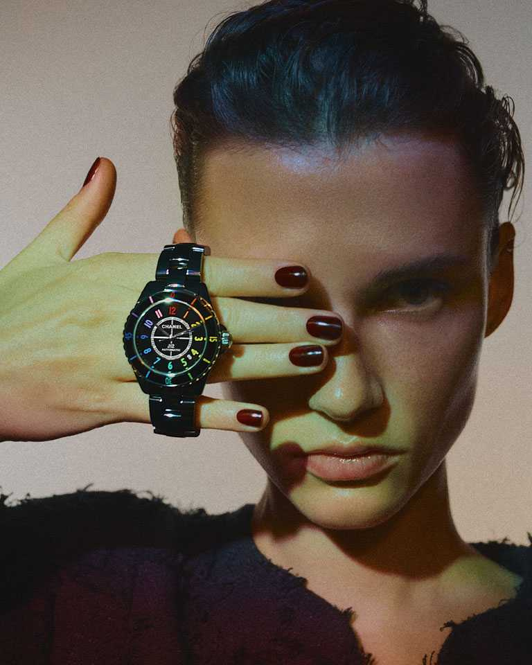 CHANEL「J12 Electro」腕錶，38mm，黑色抗磨精密陶瓷及精鋼錶殼，Caliber 12.1型自動上鏈機芯，限量1,255只╱254,000元。（圖╱CHANEL提供）